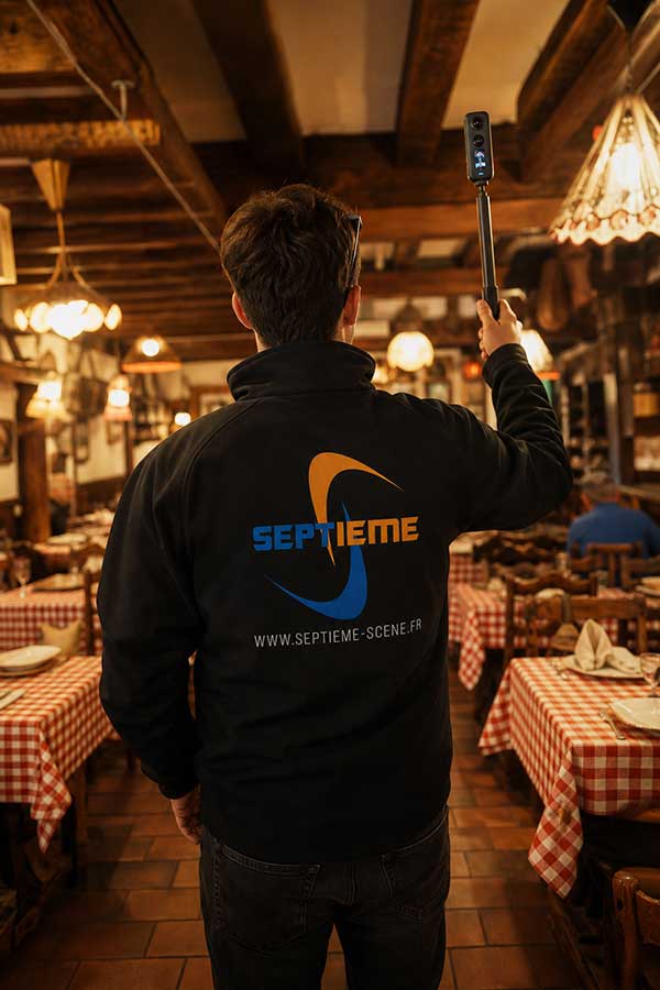 Opérateur Septième Scène réalisant une visite virtuelle 360° dans un restaurant alsacien