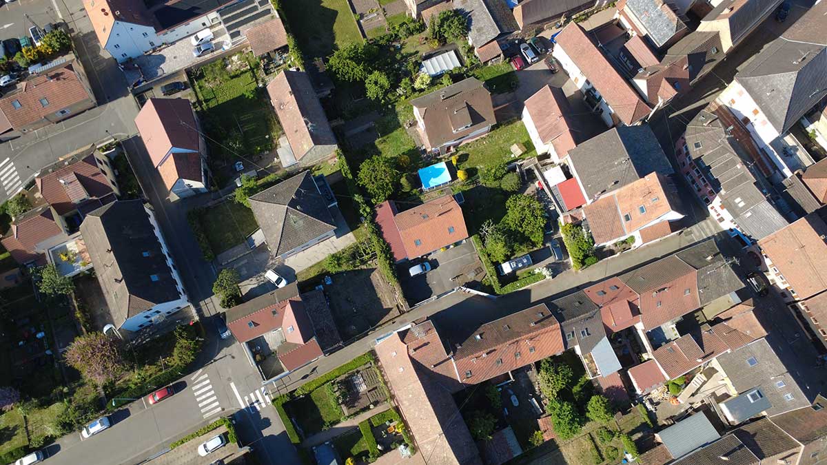 Vue aérienne par drone au-dessus d'un quartier — Septième Scène